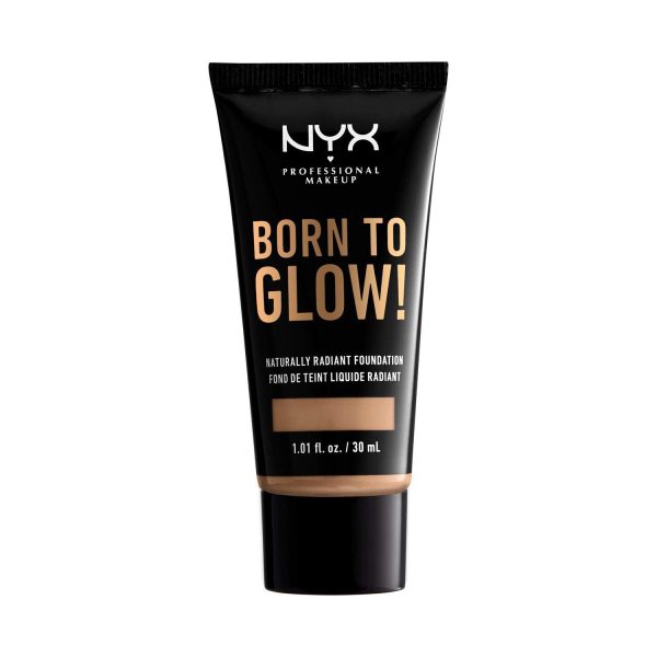 NYX Professional Makeup Born to Glow Radiant Foundation, Schillerndes Finish, Aufbaufähige mittlere Deckkraft, Vegane Formel, Farbton: Classic Tan 1