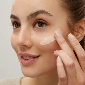 NIVEA Hyaluron Cellular Filler 3in1 Pflege Make-Up Dunkel (30 ml), feuchtigkeitsspendende Foundation mit Hyaluron, Gesichts für einen ebenmäßigeren Teint 17