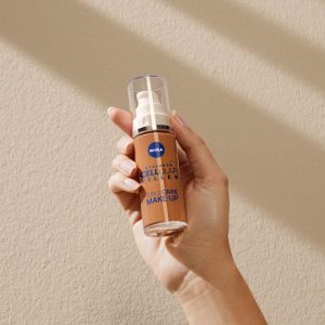 NIVEA Hyaluron Cellular Filler 3in1 Pflege Make-Up Dunkel (30 ml), feuchtigkeitsspendende Foundation mit Hyaluron, Gesichts für einen ebenmäßigeren Teint 19