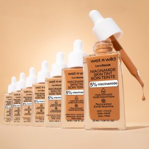 Wet n Wild Bare Focus Niacinamide Skin Tint, Leichte Foundation mit Aufbaubarer Formel, Angereichert mit Hyaluronsäure und Vitamin E für einen Strahlenden Look, Light Medium Sand 26