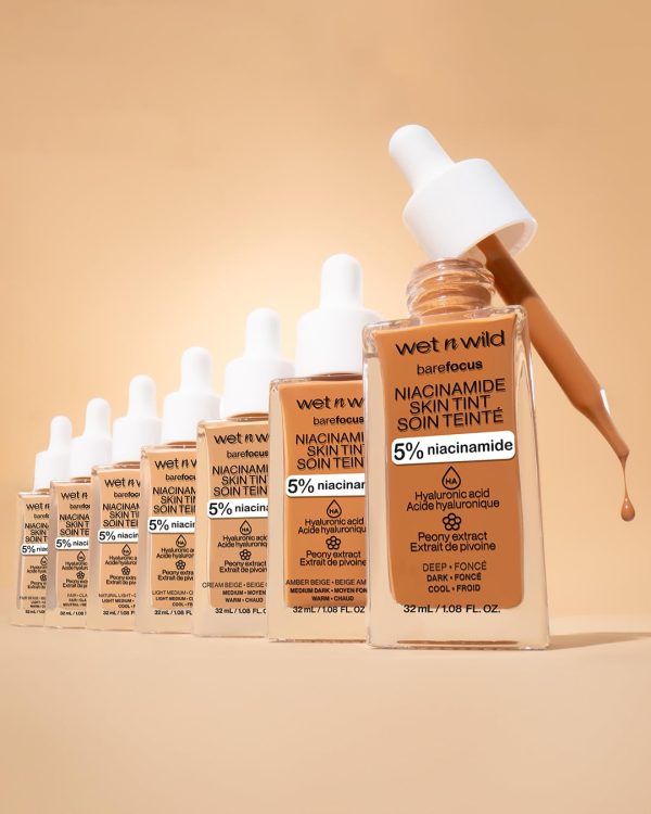 Wet n Wild Bare Focus Niacinamide Skin Tint, Leichte Foundation mit Aufbaubarer Formel, Angereichert mit Hyaluronsäure und Vitamin E für einen Strahlenden Look, Light Medium Sand 9