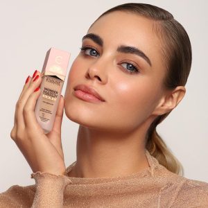 Eveline Cosmetics Wonder Match Illuminierende Foundation mit Vitamin C & Hyaluronsäure - Feuchtigkeitsspendende, glättende und Anti-Aging Formel mit SPF 20 - Vegan, in 4 Nuancen erhältlich 18